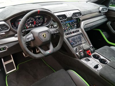 LAMBORGHINI URUS - 5