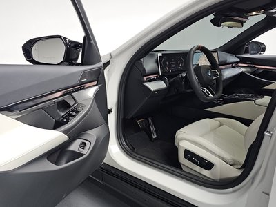 2025 BMW 5 SERIES — фото 10