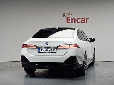 2025 BMW 5 SERIES — фото 4