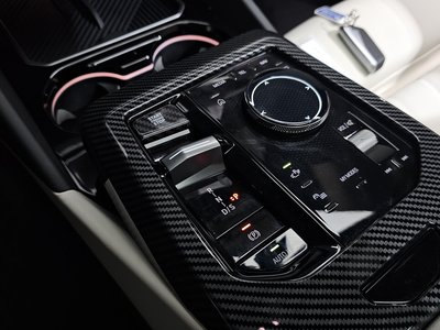 2025 BMW 5 SERIES — фото 9