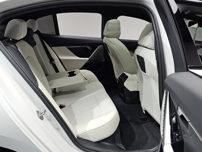 صورة مصغرة 12 لـ 2025 BMW 5 SERIES