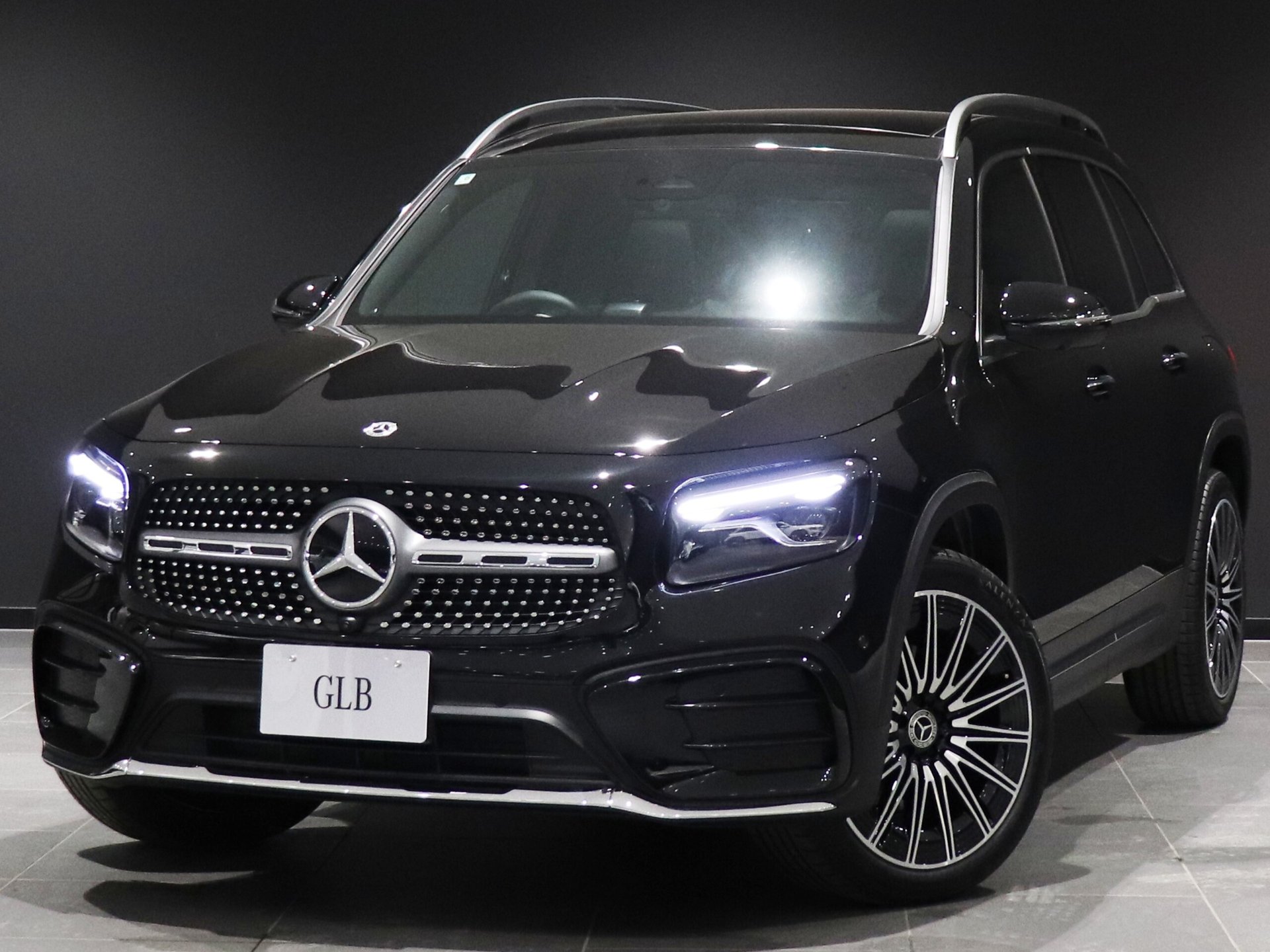 MERCEDES-BENZ GLB - View 1