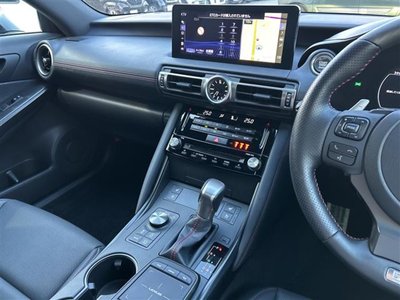2022 Lexus IS photo 7