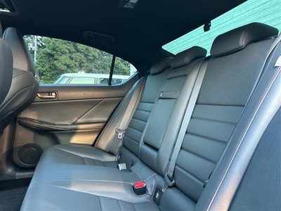 2022 Lexus IS — миниатюра 30