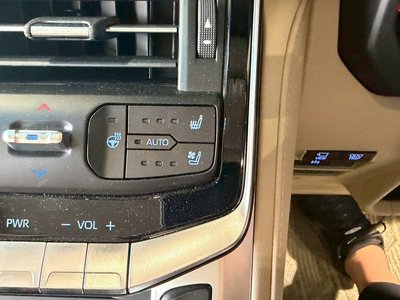 TOYOTA LAND CRUISER 300 - 8