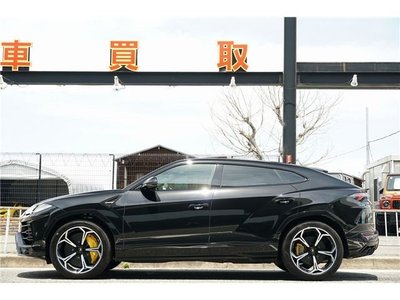 LAMBORGHINI URUS - 4