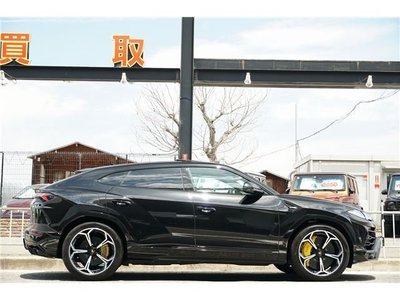 LAMBORGHINI URUS - 3
