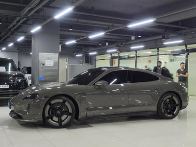 2025 Porsche TAYCAN photo 5