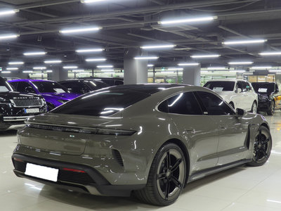2025 Porsche TAYCAN photo 2