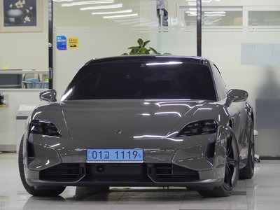 2025 Porsche TAYCAN photo 1