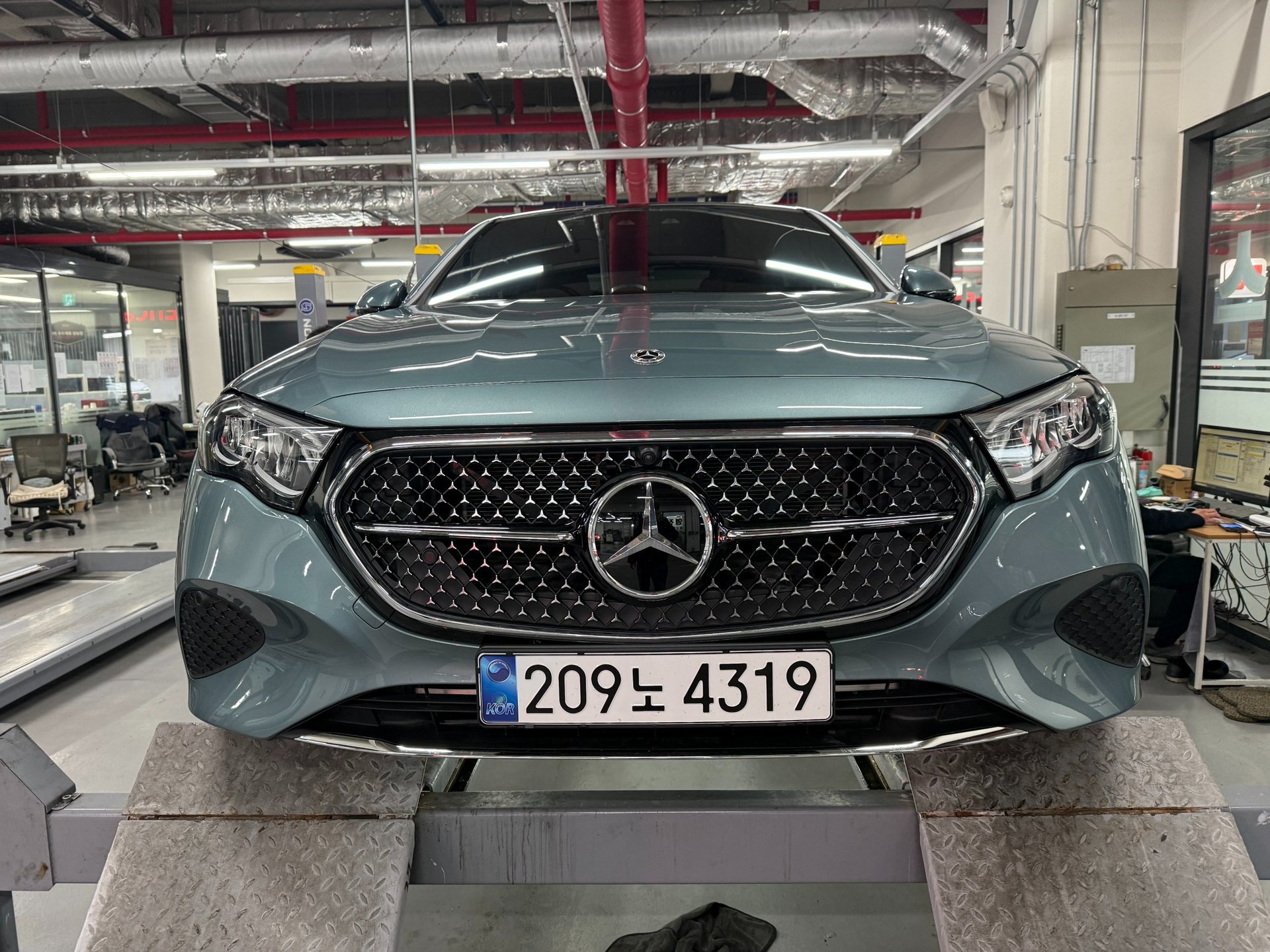 MERCEDES-BENZ E-CLASS - View 1