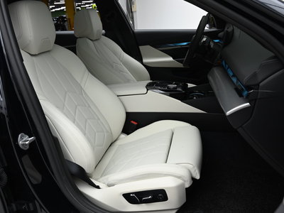 2025 BMW 5 SERIES 照片 10