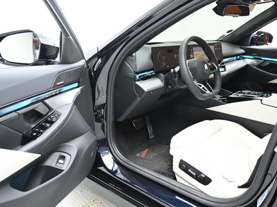2025 BMW 5 SERIES — миниатюра 11