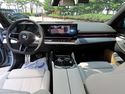 صورة 4 لـ 2025 BMW 5 SERIES