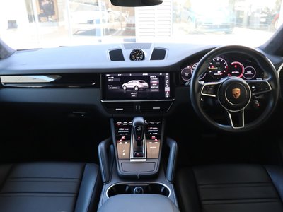 2020 Porsche CAYENNE thumbnail 23