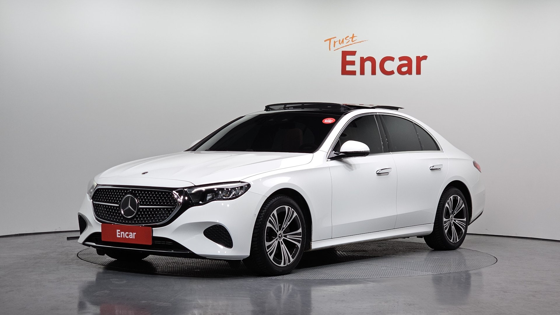 MERCEDES-BENZ E-CLASS - View 1