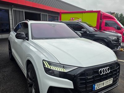 AUDI Q8 - 1