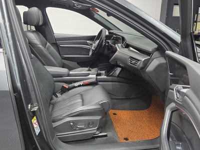 AUDI E-TRON - 10