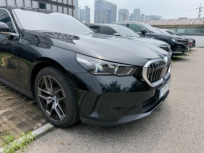 2025 BMW 5 SERIES 照片 1