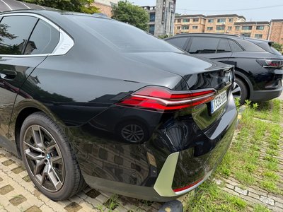 2025 BMW 5 SERIES 照片 4