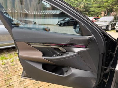 2025 BMW 5 SERIES — миниатюра 11