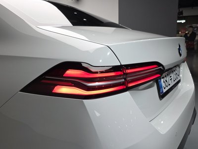 2025 BMW 5 SERIES — фото 10