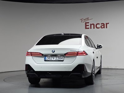 2025 BMW 5 SERIES — фото 4
