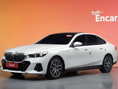 2025 BMW 5 SERIES — фото 1