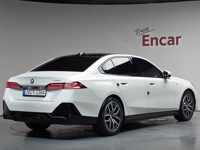 2025 BMW 5 SERIES — фото 3