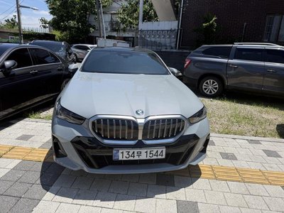 2025 BMW 5 SERIES 照片 1