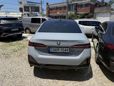 2025 BMW 5 SERIES 照片 2