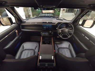 LAND ROVER DEFENDER - 8