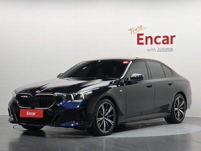 2025 BMW 5 SERIES 照片 1