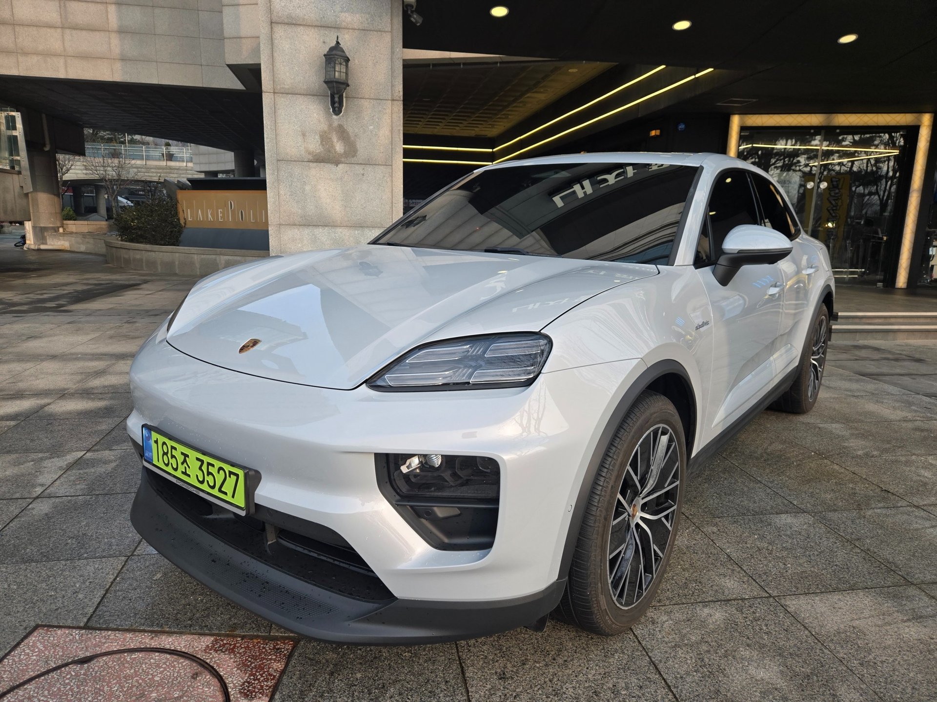 PORSCHE MACAN - View 1