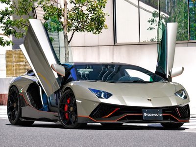 LAMBORGHINI AVENTADOR - 1