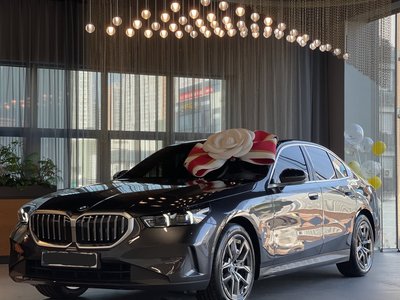 2025 BMW 5 SERIES photo 1