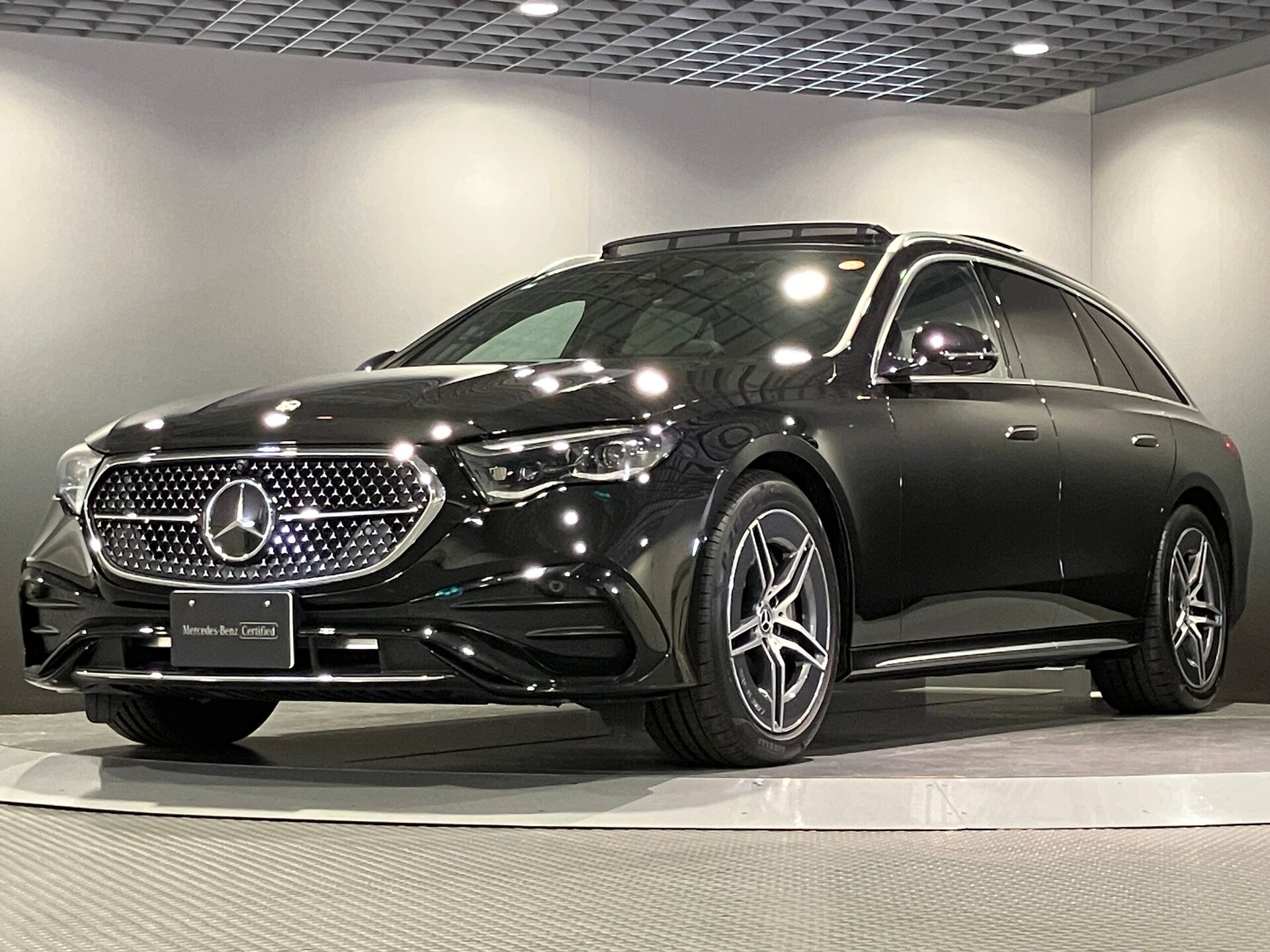 MERCEDES-BENZ E-CLASS WAGON - View 1