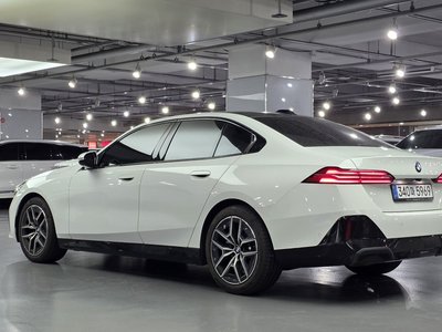 2025 BMW 5 SERIES photo 4
