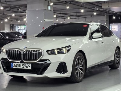 2025 BMW 5 SERIES photo 1