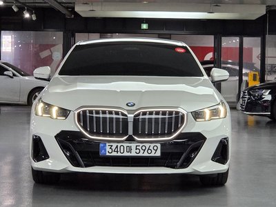 2025 BMW 5 SERIES photo 3