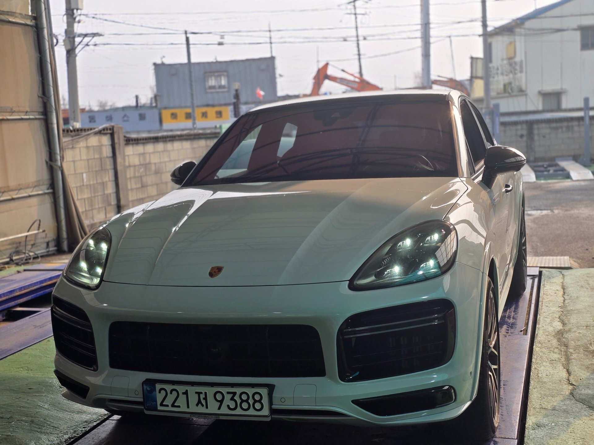 PORSCHE CAYENNE - View 1