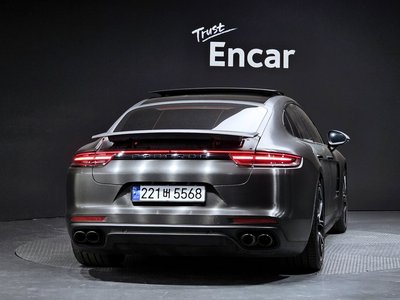 PORSCHE PANAMERA - 3