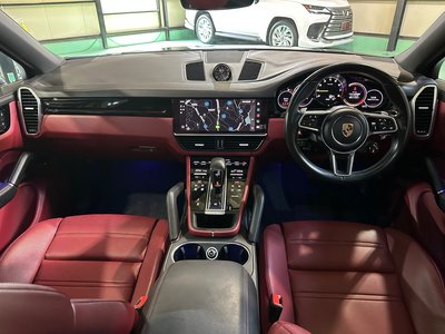 2022 Porsche CAYENNE photo 3