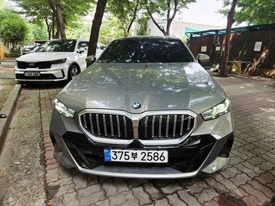 2025 BMW 5 SERIES 照片 1