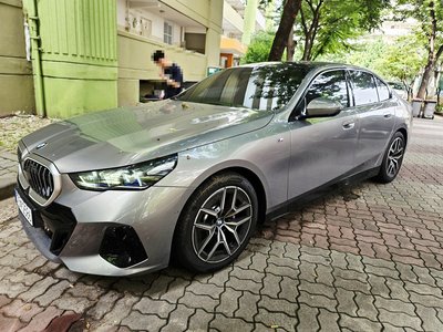 2025 BMW 5 SERIES 照片 2