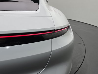 صورة 10 لـ 2021 Porsche TAYCAN