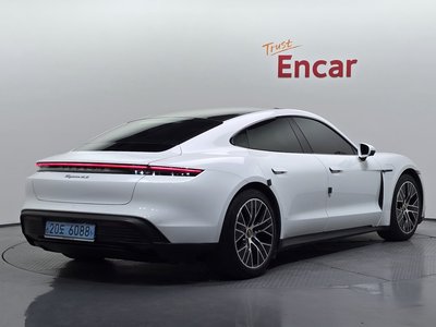 صورة 4 لـ 2021 Porsche TAYCAN