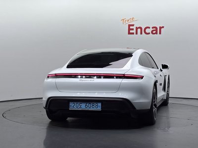 صورة 3 لـ 2021 Porsche TAYCAN