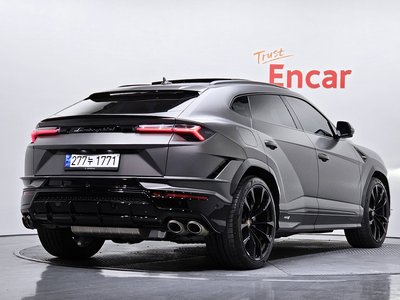 LAMBORGHINI URUS - 4