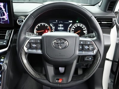 TOYOTA LAND CRUISER 300 - 7